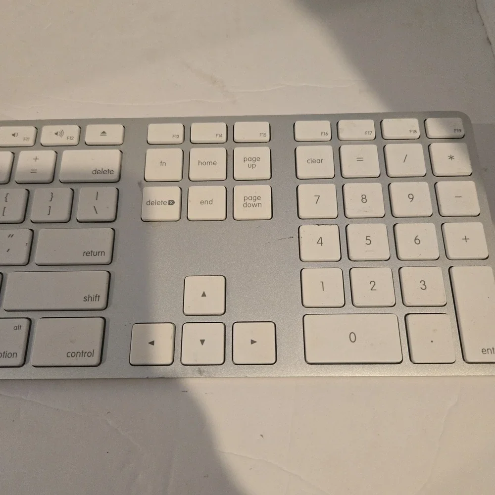 Genuine Apple A1243 Wired Mac Standard USB Keyboard w/ Numeric Keypad‎